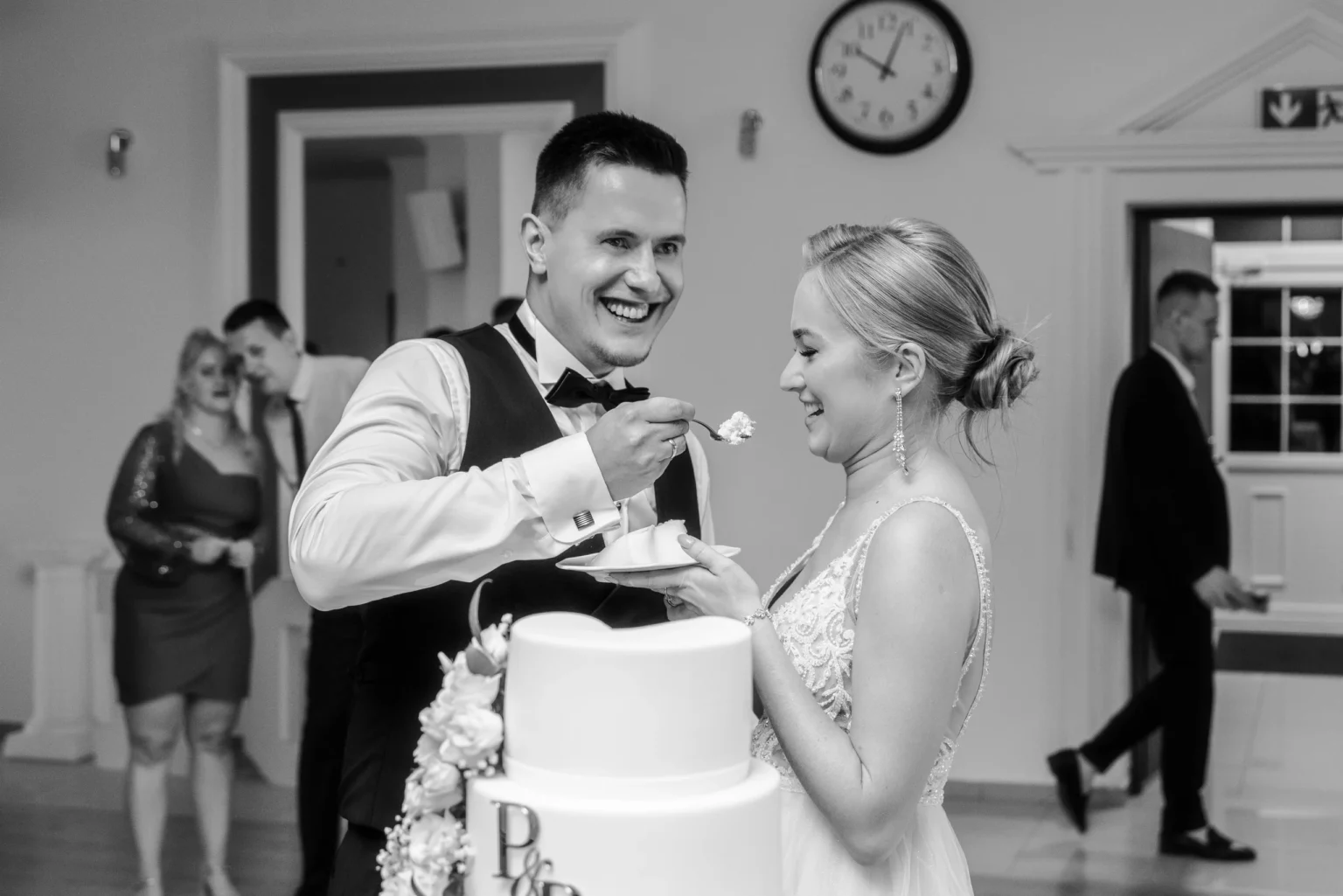 Paulina i Rafał — czarno-biały toast pary młodej.