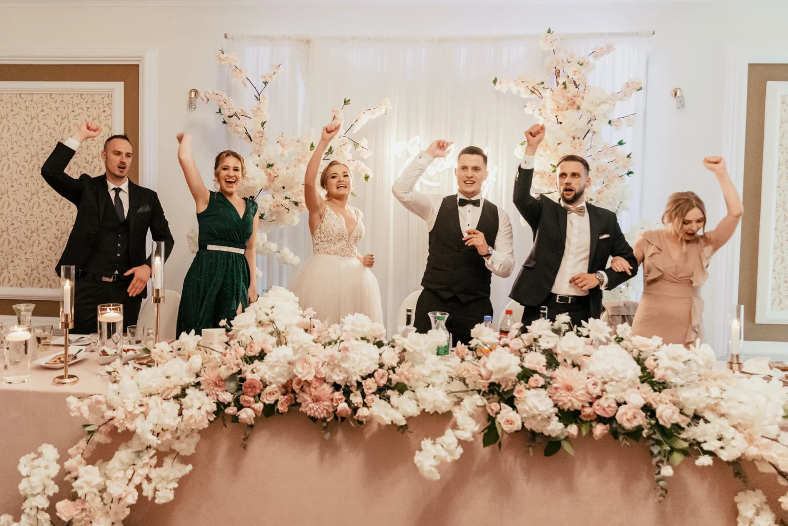 Paulina i Rafał — goście otaczają stół pary młodej.