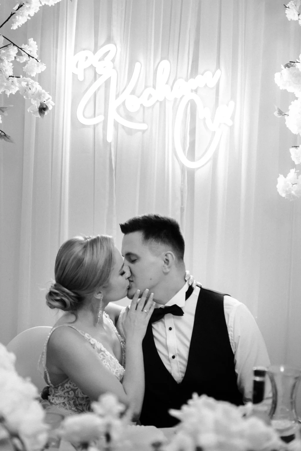 Paulina i Rafał — czarno-biały pocałunek pary młodej.