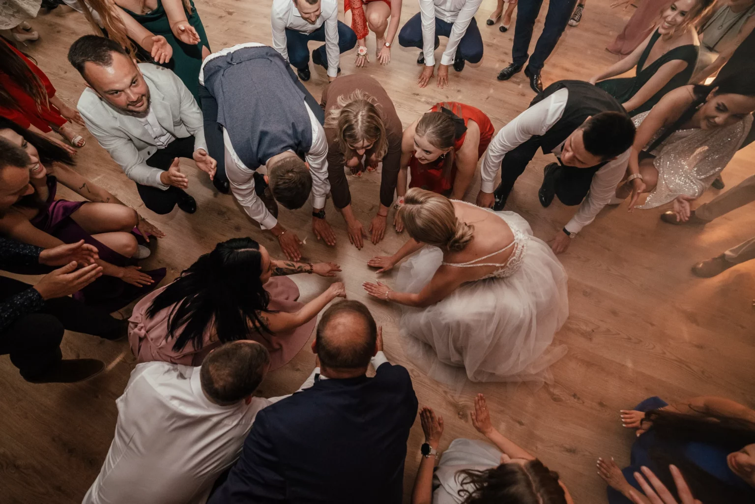 Paulina i Rafał — krąg tańczących gości z góry.