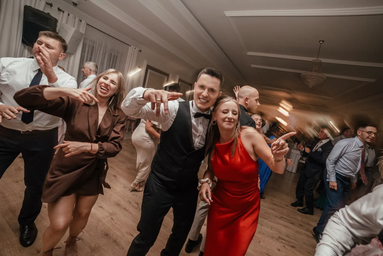 Paulina i Rafał — uśmiechnięci goście podczas zabawy.