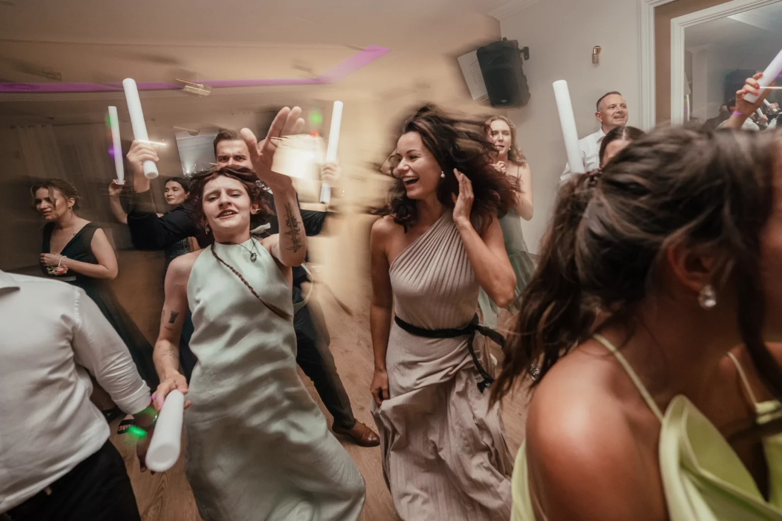 Paulina i Rafał — wspólna zabawa gości przy muzyce.