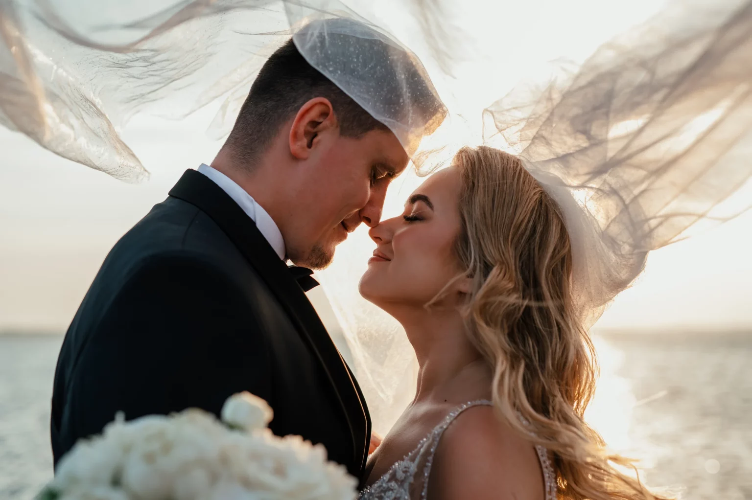 Paulina i Rafał — zbliżenie pary pod welonem.