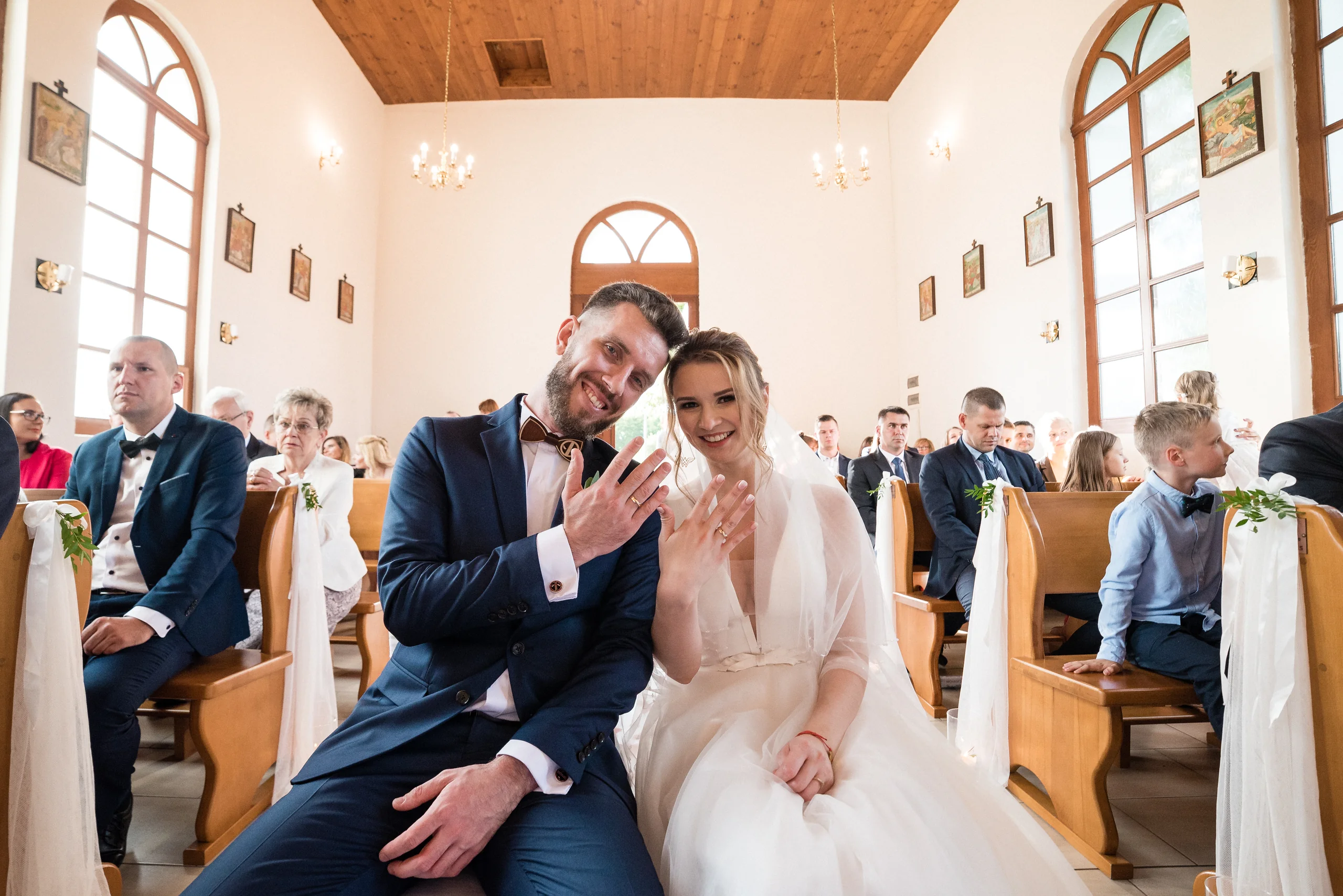 Para młoda podczas ceremonii w jasnym wnętrzu kościoła.
