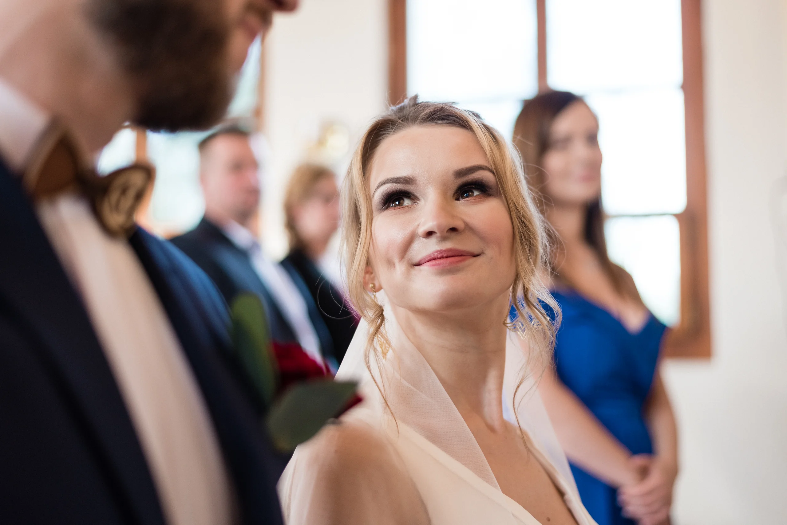 Spojrzenie panny młodej na partnera podczas ślubu.