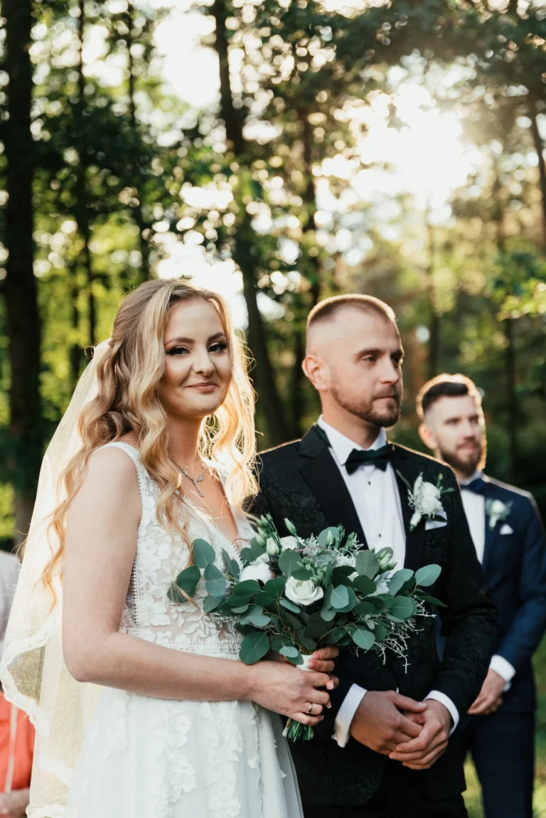Para młoda obejmująca się na drewnianym pomoście.