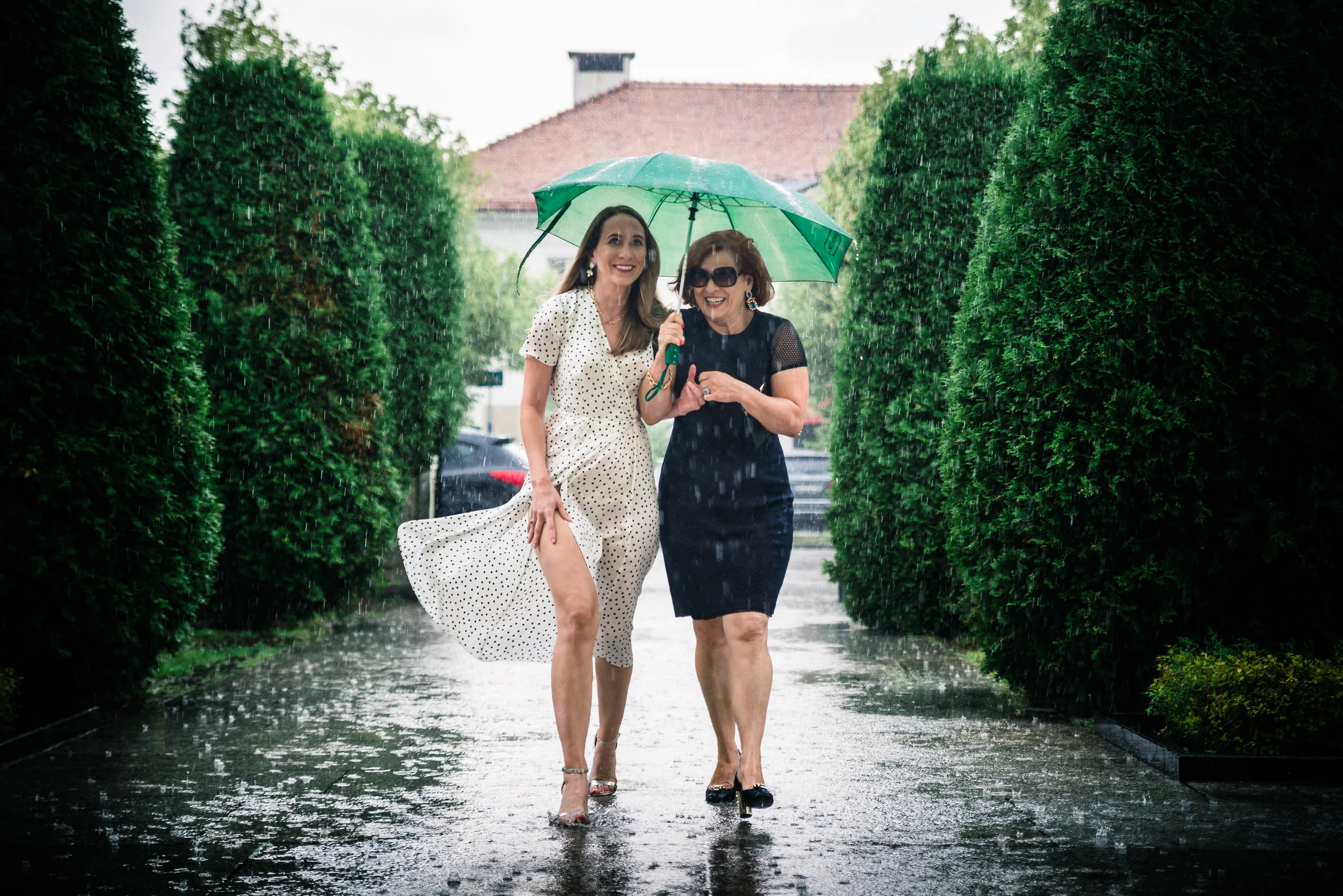 Panna młoda z bliską osobą przed wejściem do budynku.